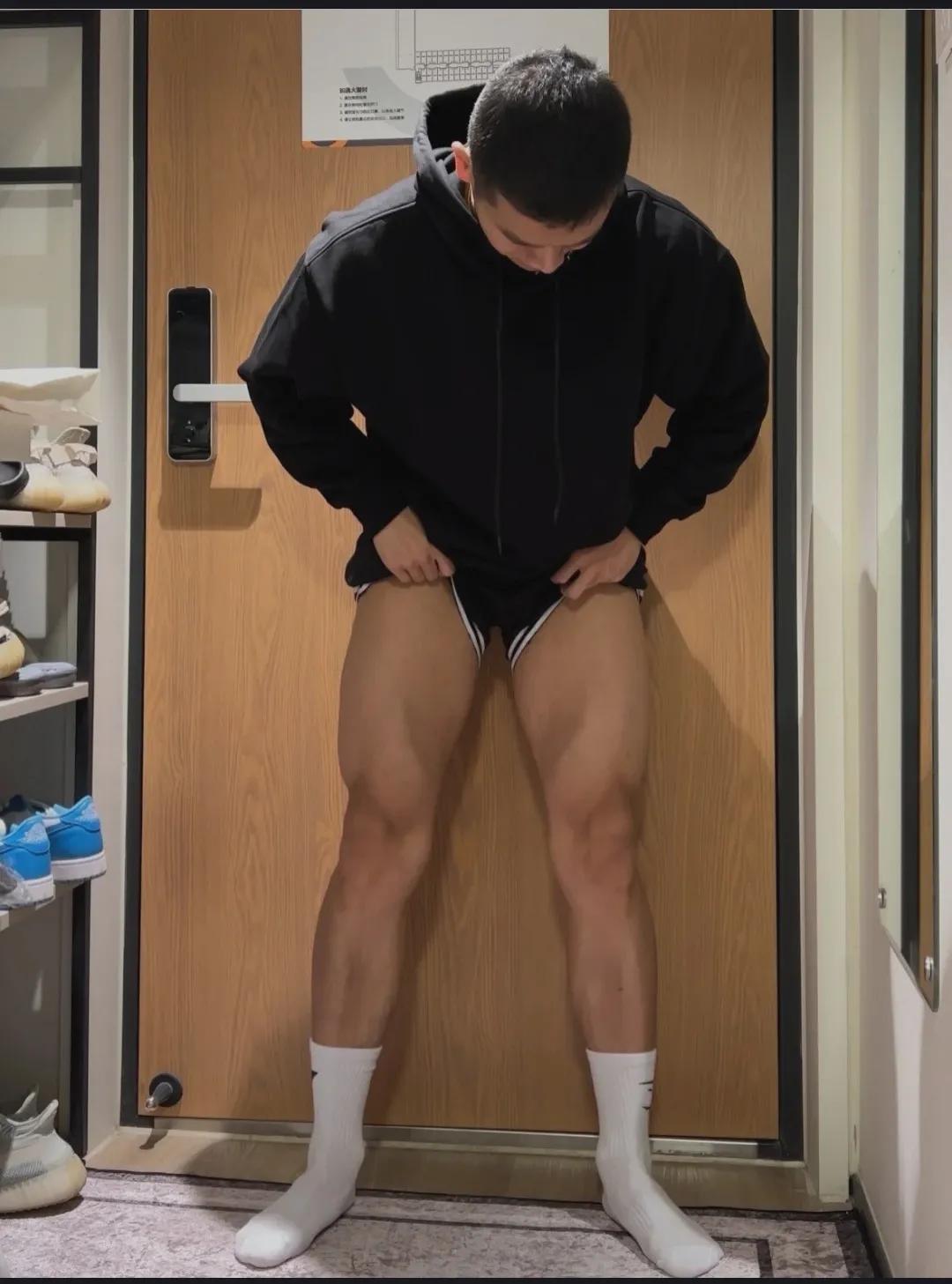 白袜腹肌体育生帅哥---------体育生小哥哥