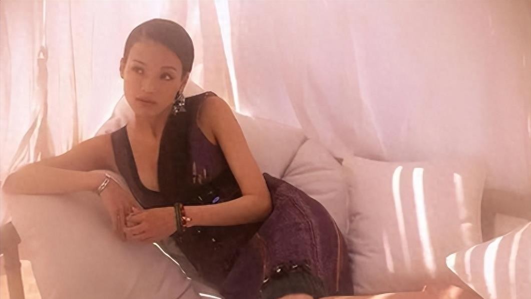 19岁被迫拍全裸写真，20岁一脱成名，“硬盘女神”舒淇的成长之路