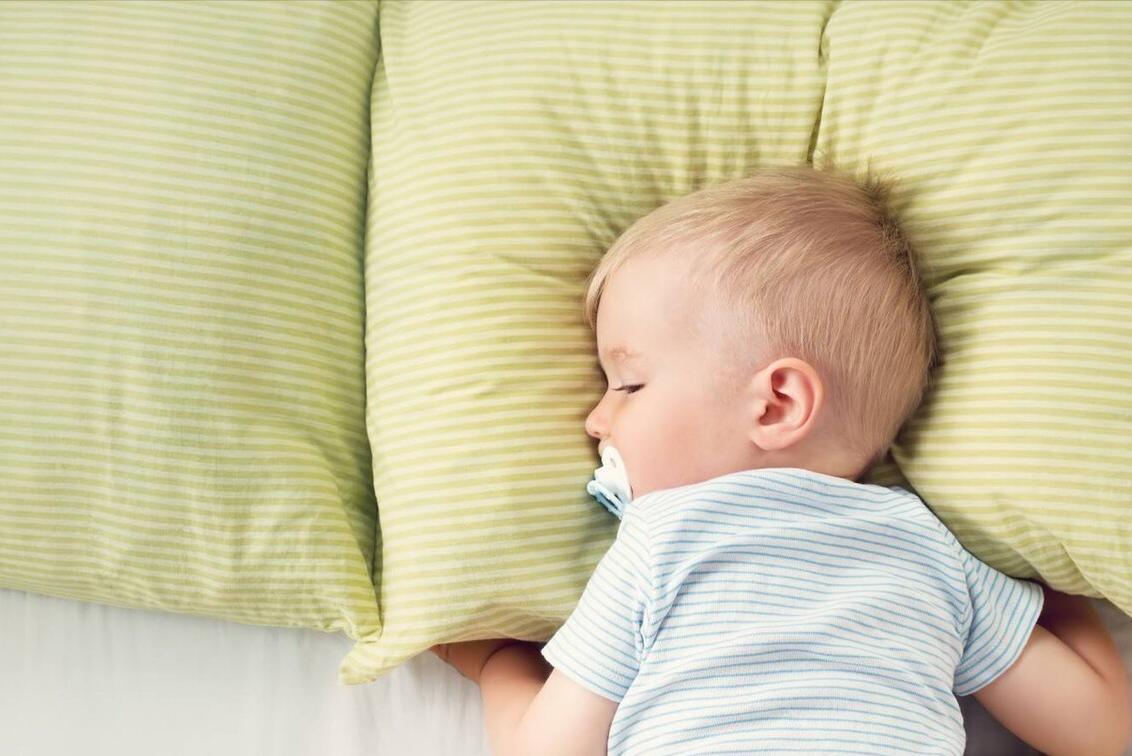 宝宝的身体很热头部不热,热天宝宝踢被子不盖会不会感冒