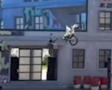 【法治热点早知道】网传一公职人员吃饭时让邻桌女子陪酒被拒后打人？官方通报：属实！