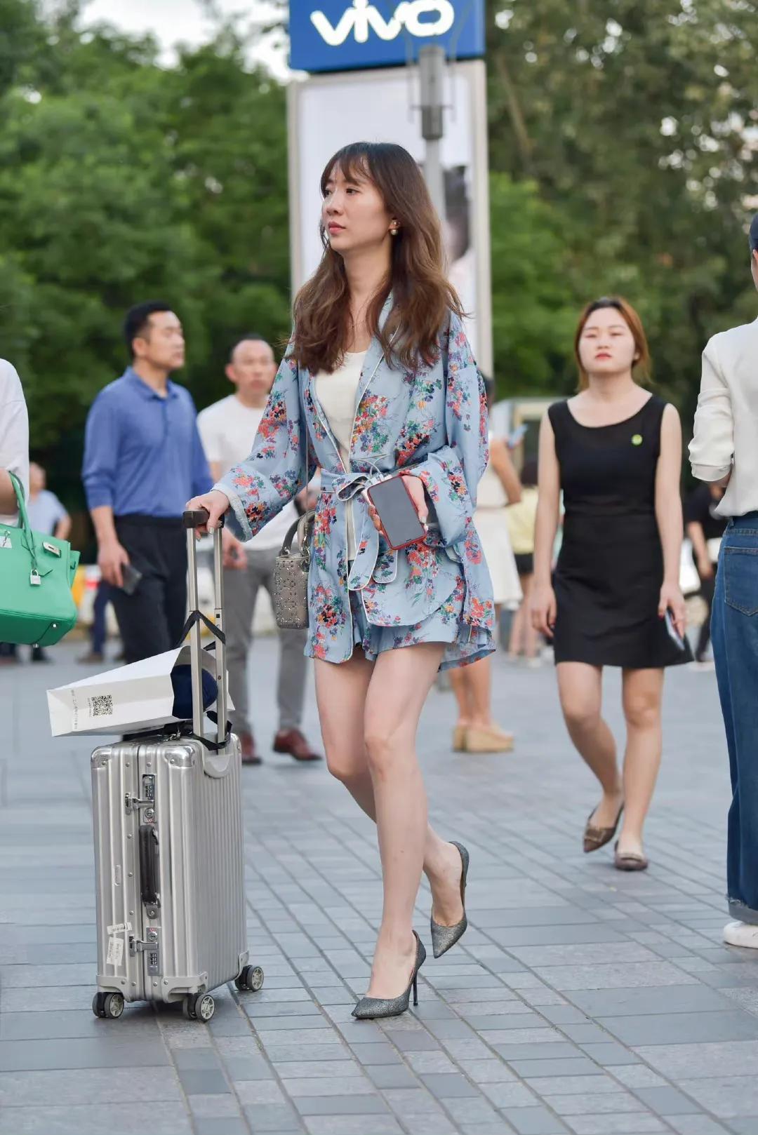 街拍黑色长裙搭配红色高跟鞋,银灰色礼服搭配什么颜色高跟鞋