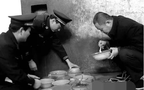 死刑犯执行死刑为什么要开口,目前死刑犯执行死刑的方式是什么