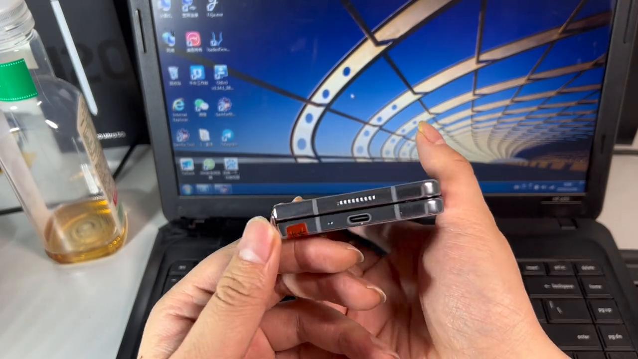 年末了要亏本清仓吗,三星zflip5和w24有什么区别