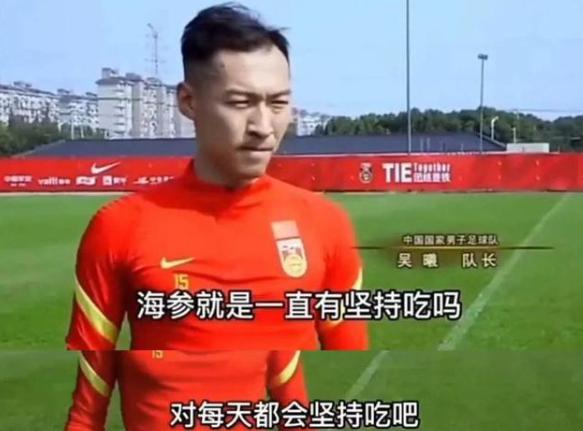 安徽一老师“嘲讽”男足，自创标语在校园里*放播**，评论区两极分化