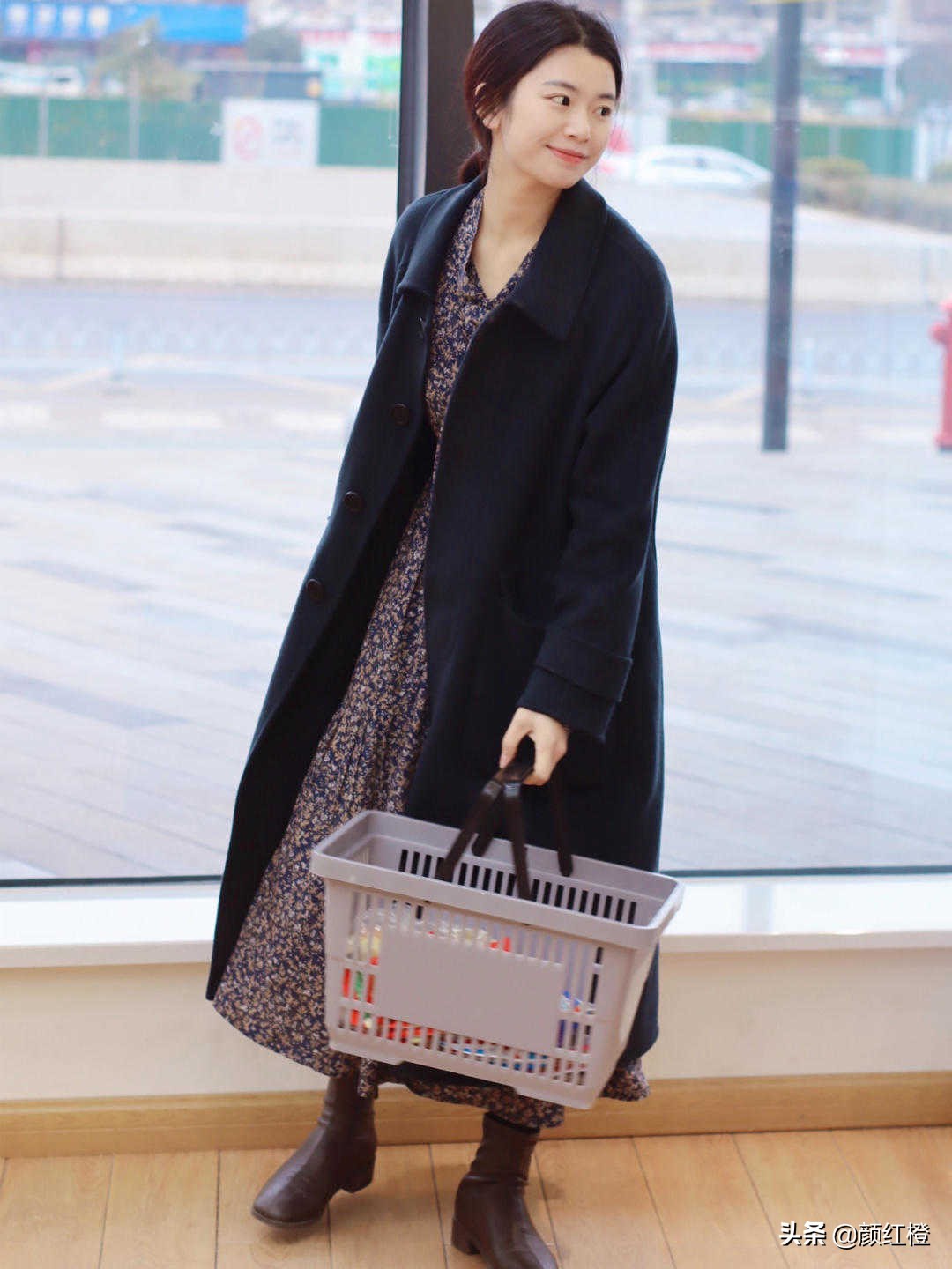 碎花裙开叉款大衣怎么搭配,大衣碎花裙搭配优雅大方有韵味