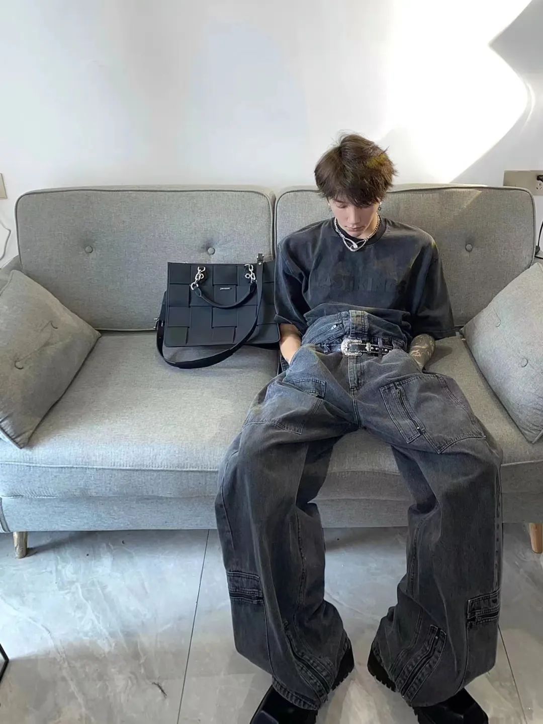 男t恤搭牛仔裤加皮带有哪些穿法,t恤配裤子的时髦穿法