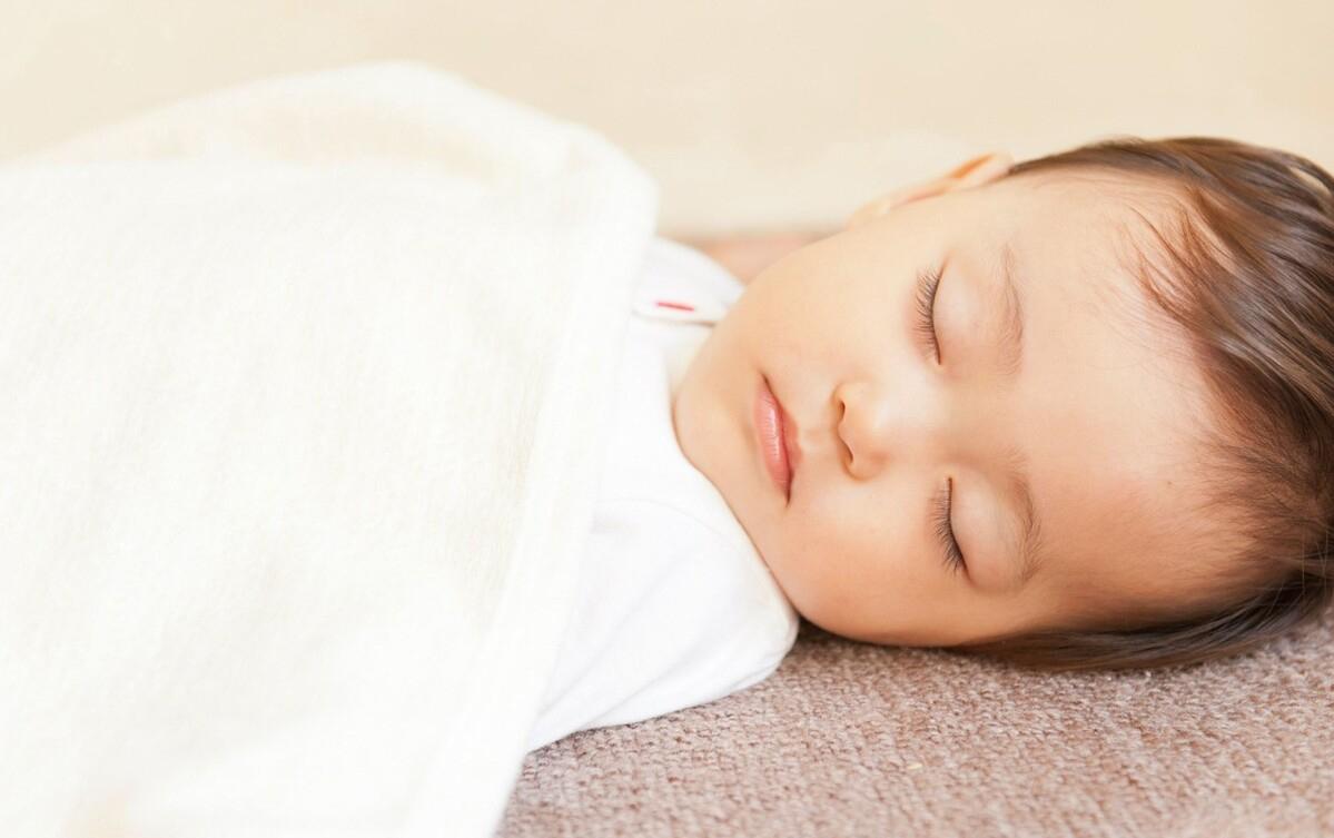 宝宝睡眠时间怎么调整,宝宝睡眠时间少但精神还很好