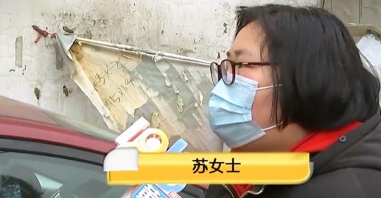 女子占道停车10多天车被铲车铲走,女子占小吃摊位停车20天