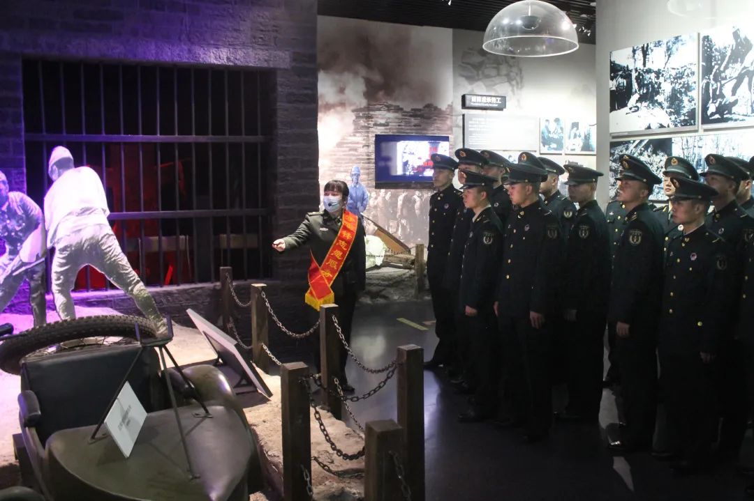 解放军清明缅怀红军先烈活动,清明祭奠革命先烈解放军鸣枪