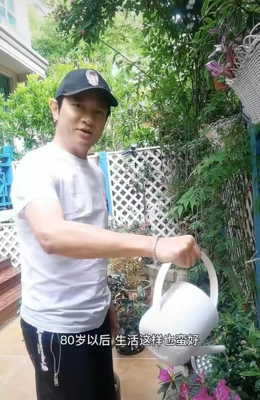 53岁知名歌手意外受伤！因喜爱世界杯去踢球，被踢中眼睛严重受伤