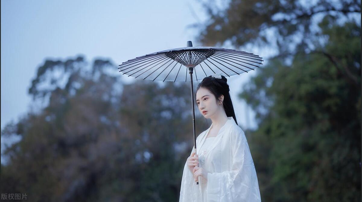 母后生的很美死的也很早,母后难产被父皇冷落