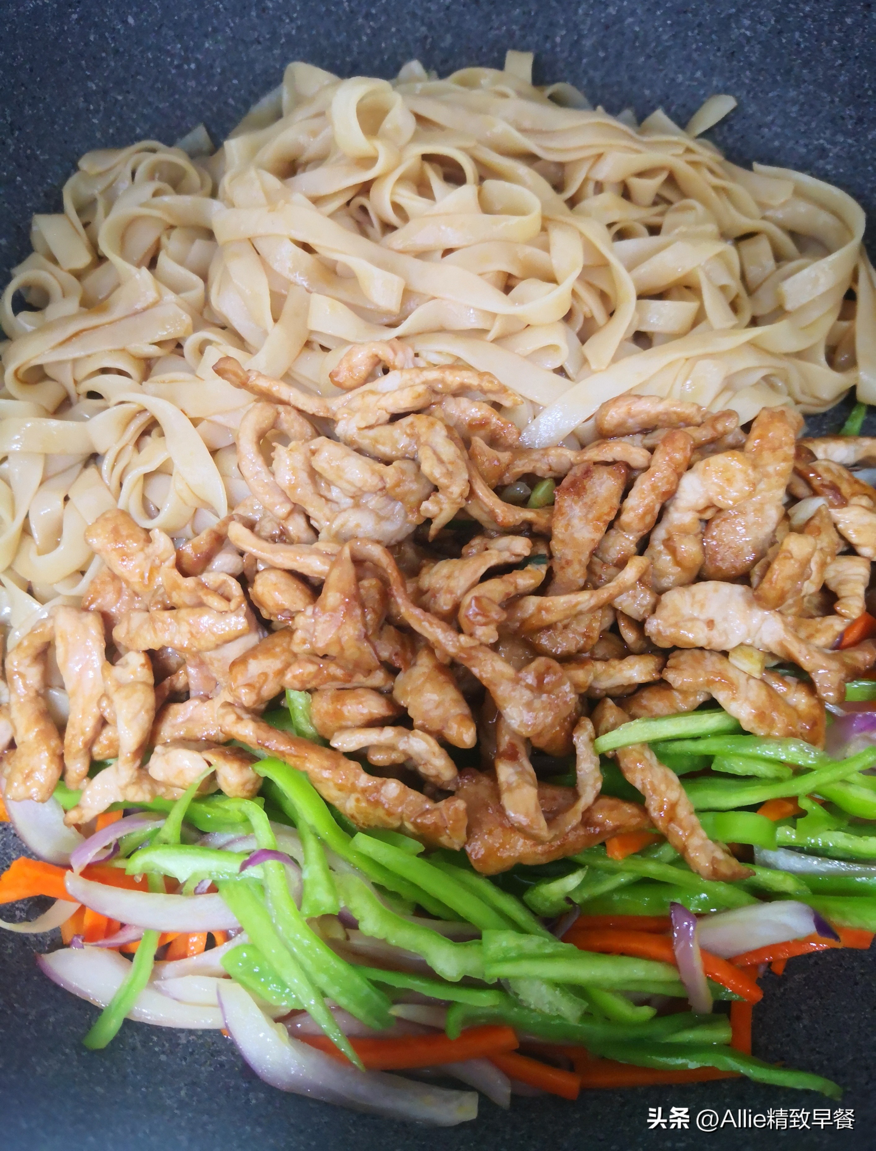 广东人爱吃的炒河粉，教您在家就能做，根根分明爽滑入味，零厨艺