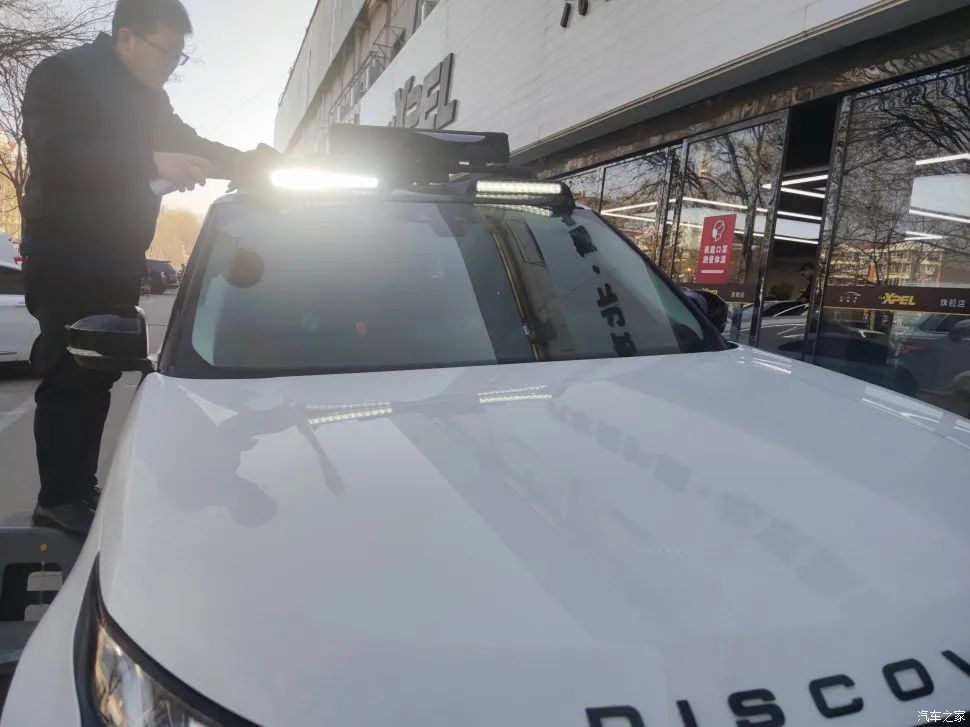 路虎发现5加装前探照灯,路虎发现五大灯测试