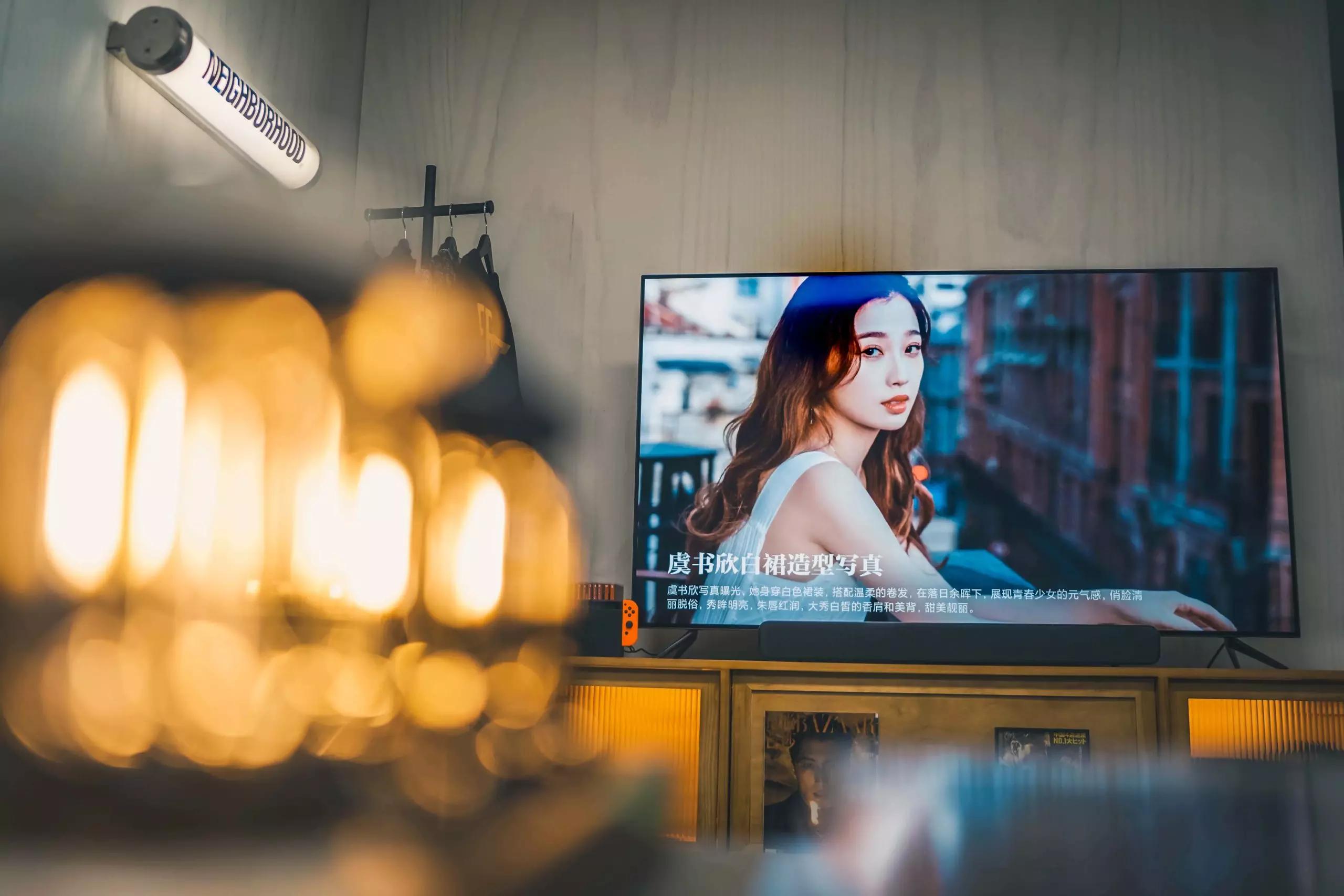 小米6oled55寸电视效果图,居家看电视氛围