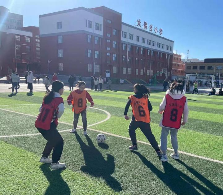 宝成小学举办成长杯校园足球联赛,镜湖小学校长杯足球联赛