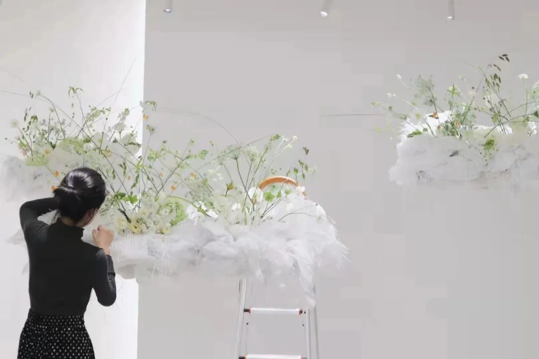 22岁，疫情下开62㎡花店，月营业额做到6万元，独特是他的标签