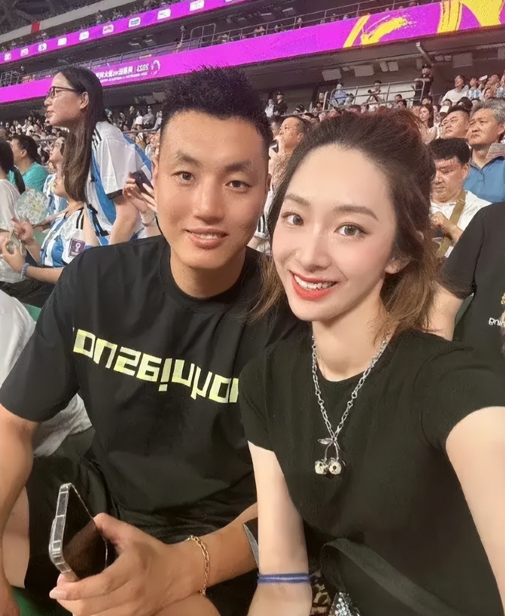 闯进场拥抱梅西球迷发声,球迷冲进球场拥抱梅西跑了多少米