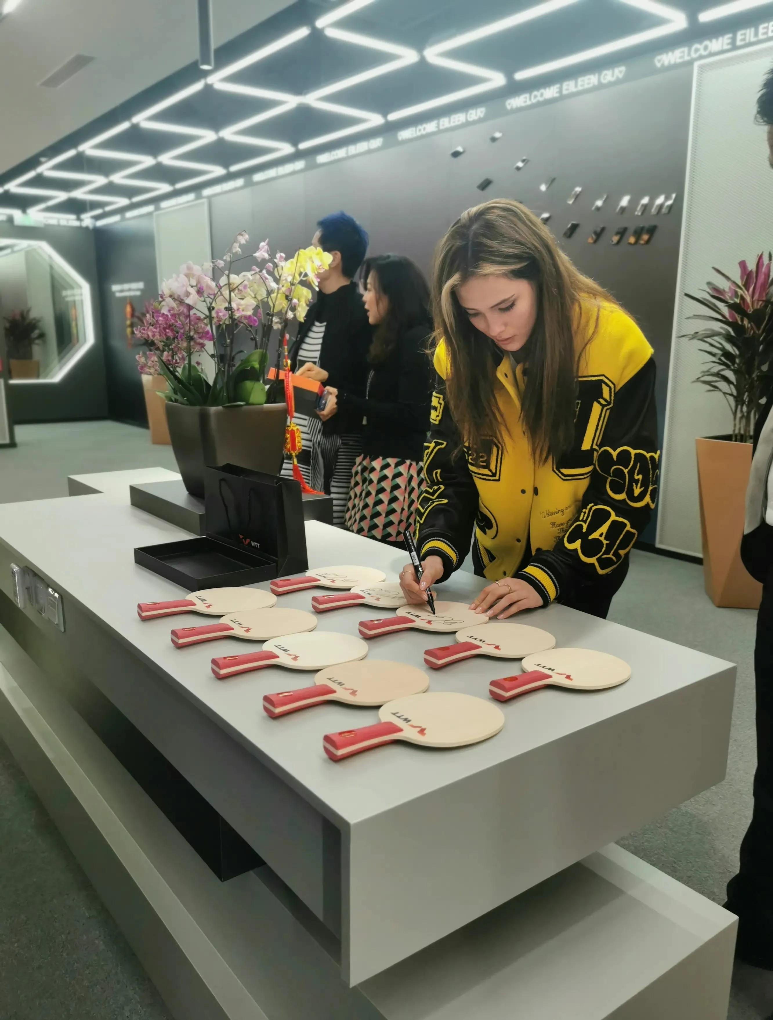 背景亮了！奥运冠军谷爱凌参观乒乓，10岁时就想在美发扬国球