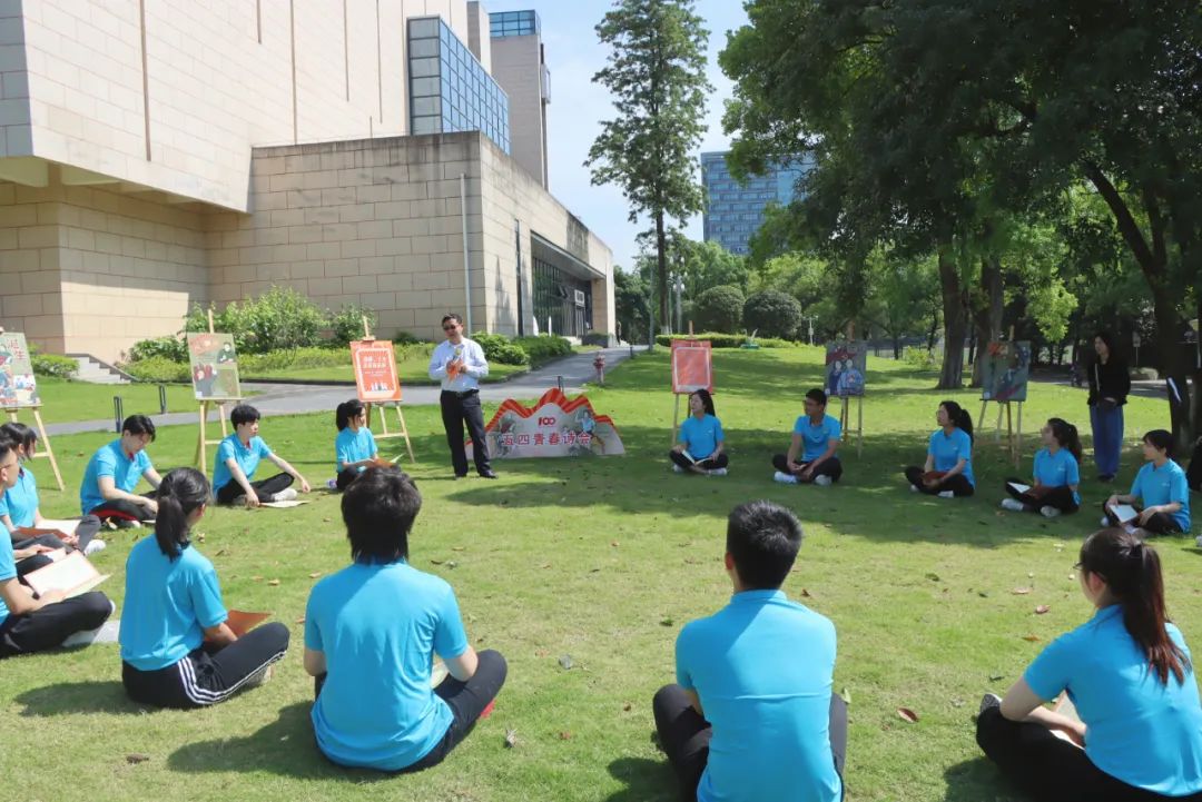 思政小课堂与社会大课堂结合起来,小学思政课进课堂