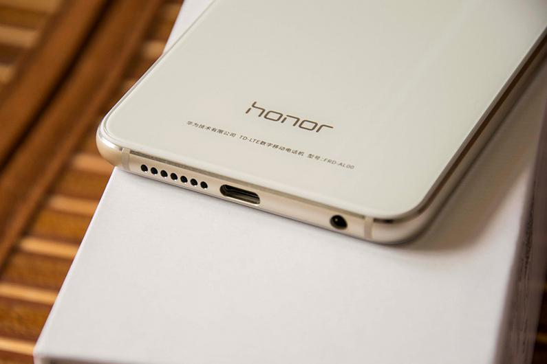 电子怀旧之旅（23）-“花漾”背板的先驱者-华为荣耀8