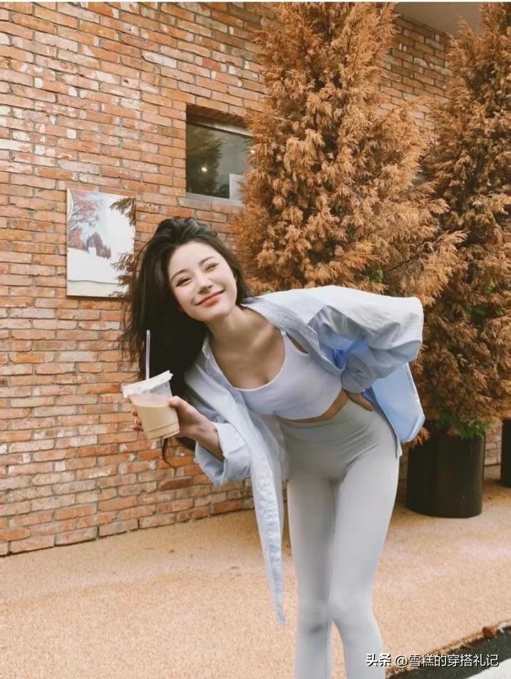 瑜伽裤外穿瑜伽服也能搭出时尚感,宽松裤瑜伽服穿搭白色