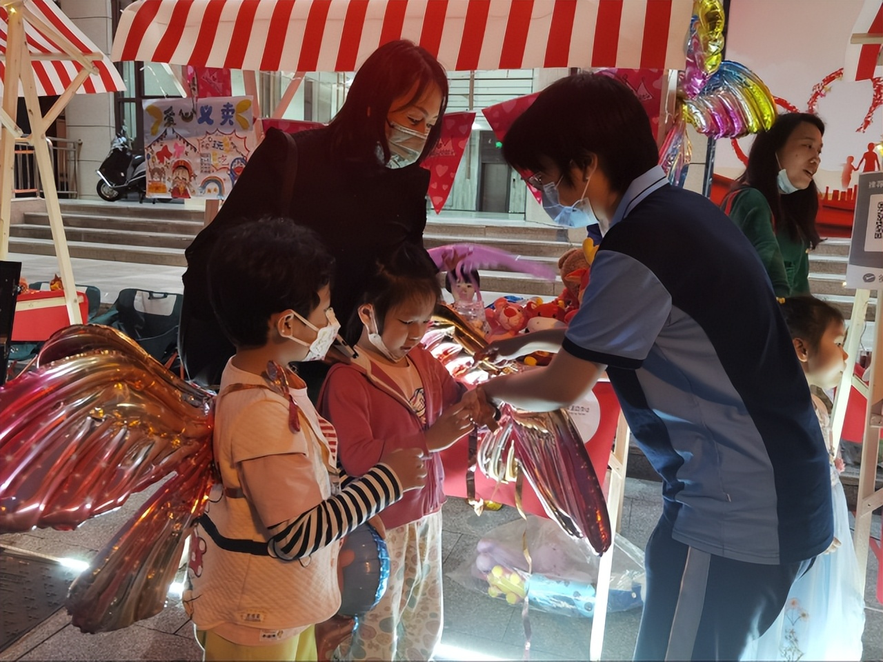 博罗：萌娃“当家”摆摊赚钱，实力演绎“人间有爱”