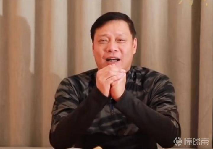 中国男足顺利回国继续备战12强赛,中国男足队员拜年