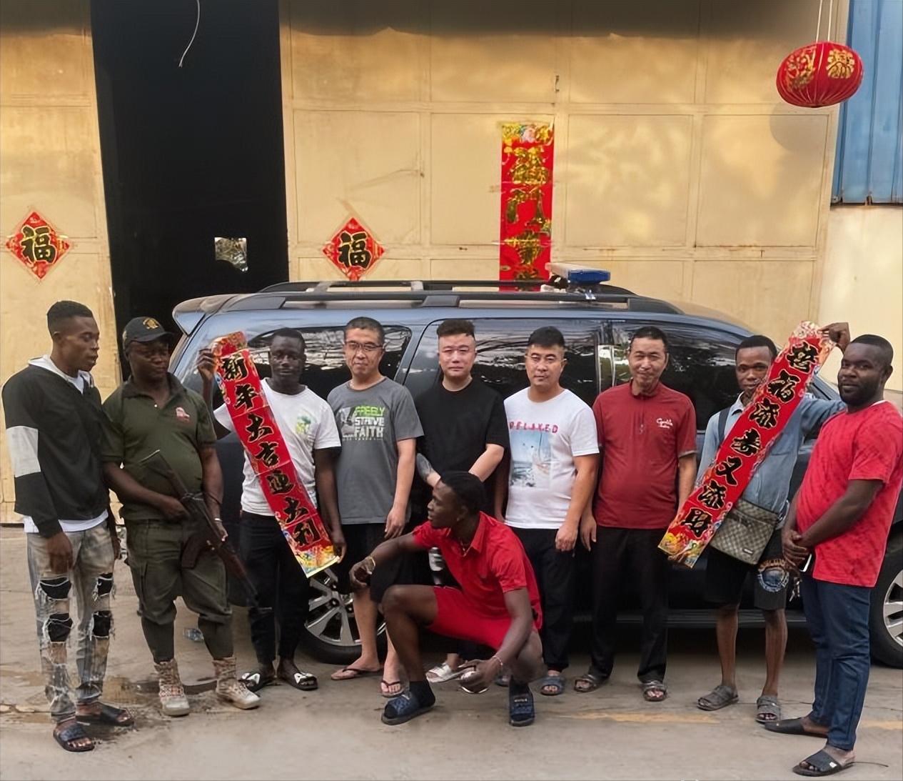 我，32岁奶爸，独自在非洲带娃创业，为了孩子安全，每天带俩警察