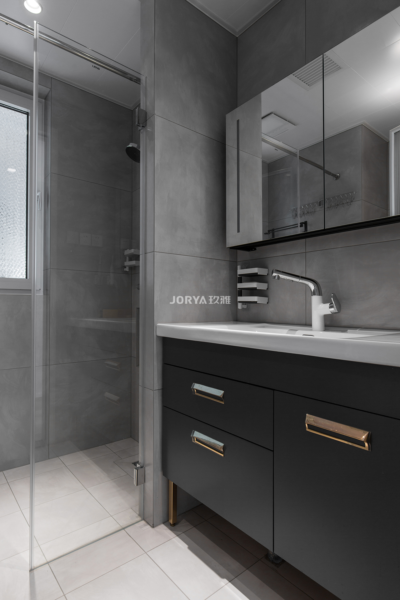 斜坡造型吊顶,斜坡屋顶木板吊顶