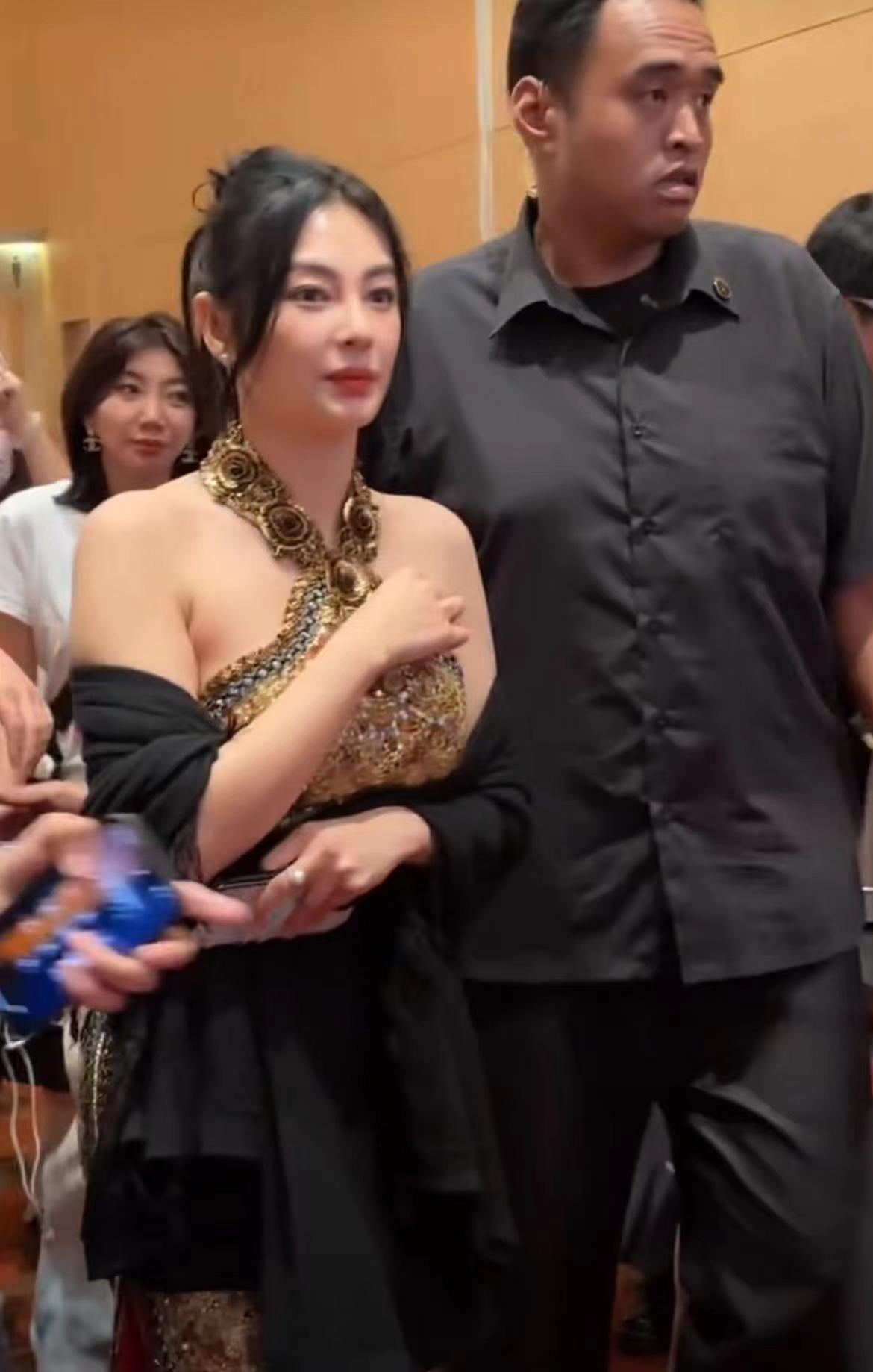 尽显自信之美，全球华语IP盛典红毯女星如何打破“瘦即美”传统