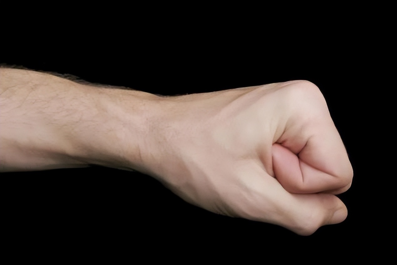 人手臂上的青筋看得出吗,手臂爆青筋是天生的吗