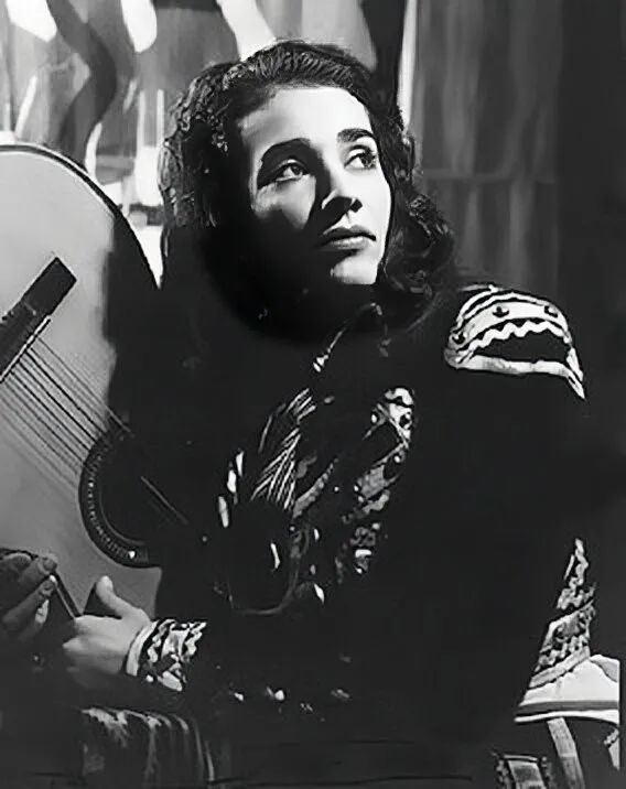 丈夫出轨亲妹,车祸做了32次手术,她的自画像怎么就值2.2亿?