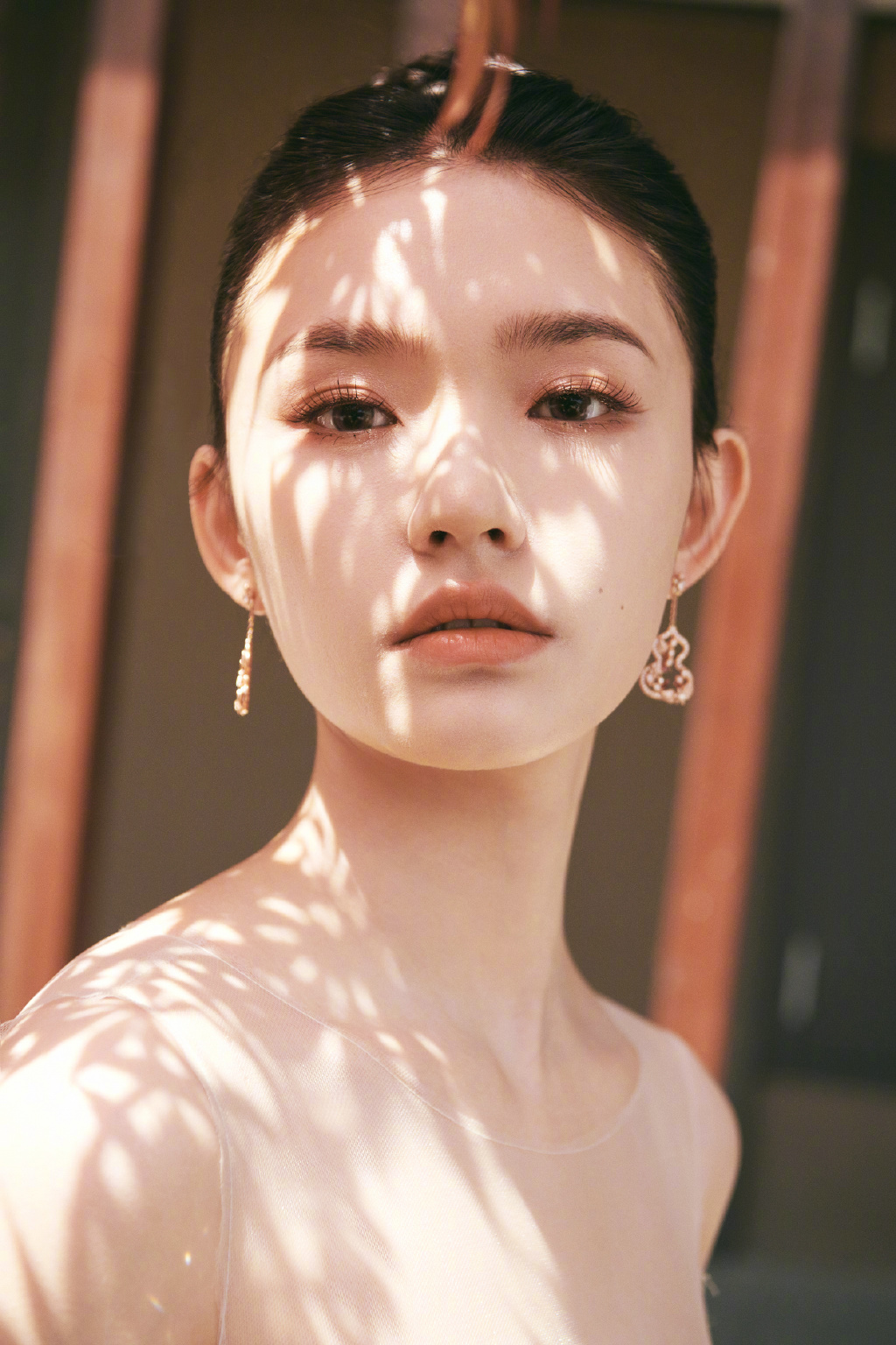 林允一袭黑色吊带深v长裙走红毯,林允粉色镂空长裙造型甜美清新