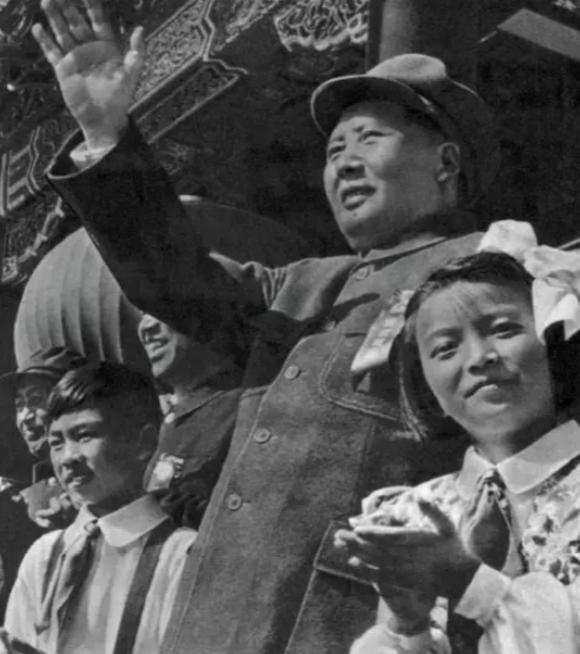 毛主席表兄参加国庆观礼愤然离席，毛主席得知原因后：我不是皇帝