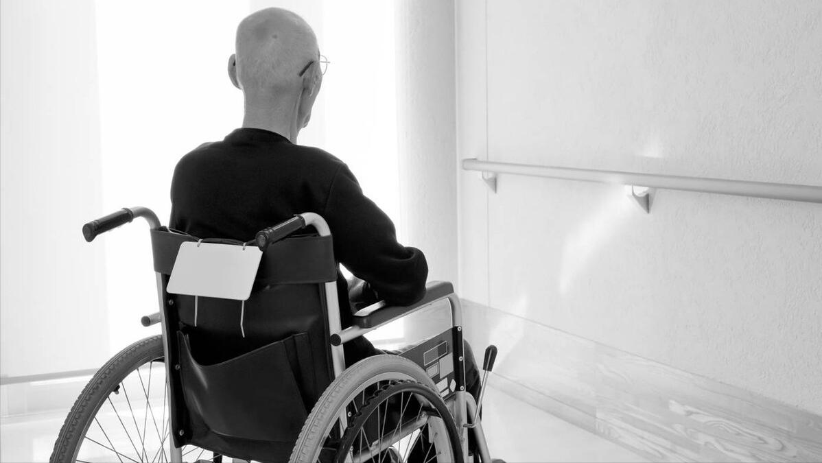 晚年瘫痪在床无法自理怎么办,老人瘫痪在床不能睡是什么原因