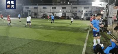 单腿截肢拄拐男生,独腿小伙回应球场上拄拐飞奔射门