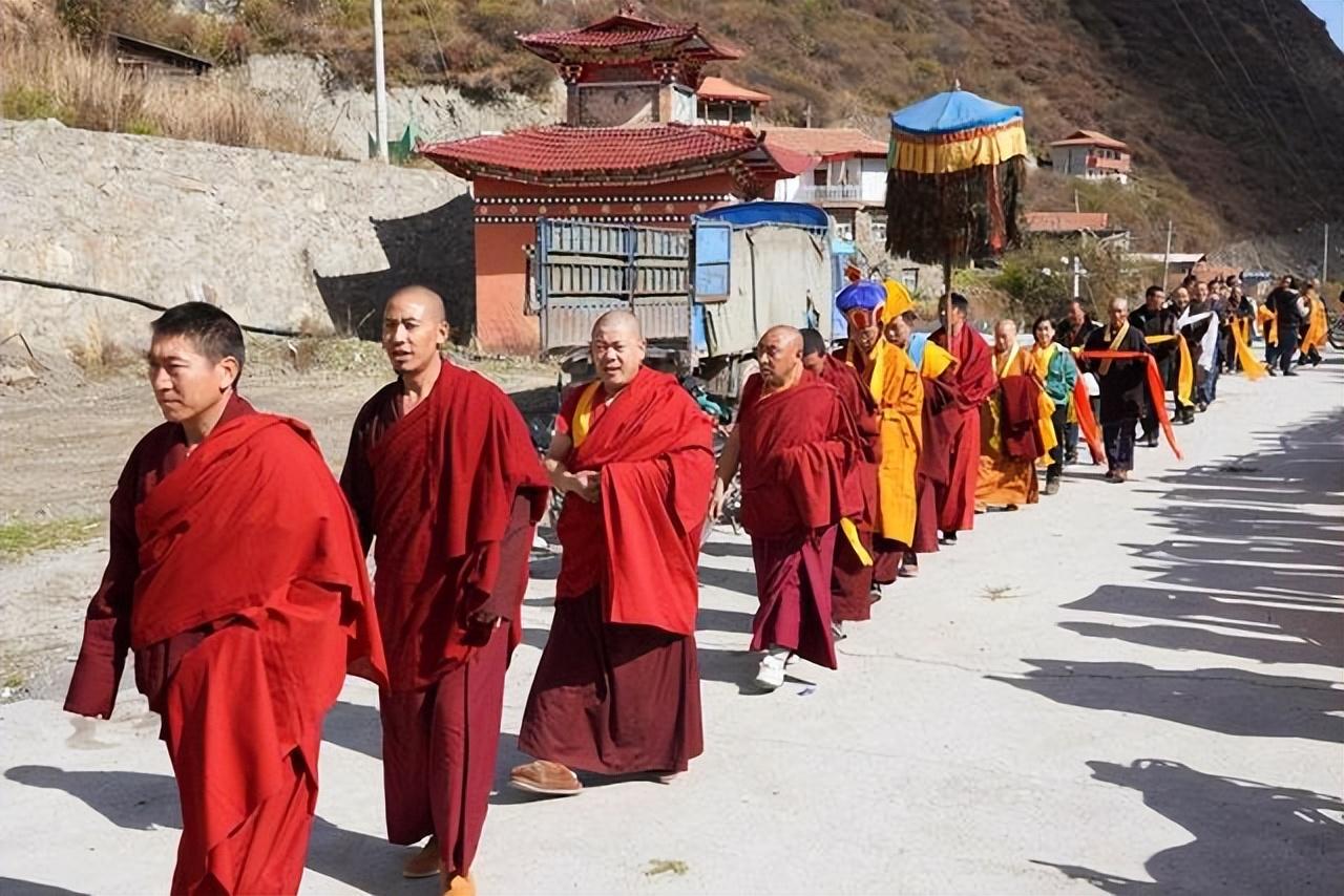 故事：假活佛王兴夫：敛财2亿，行骗数名女弟子，夜住五星级酒店
