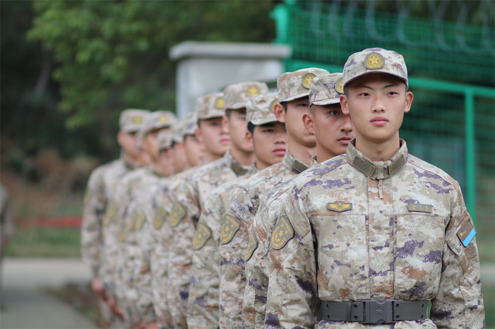 烎！硝烟阵阵！实弹射击砺尖兵