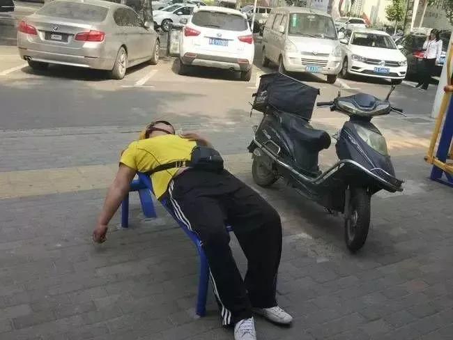 前进中的你如果累了，请看看这些人