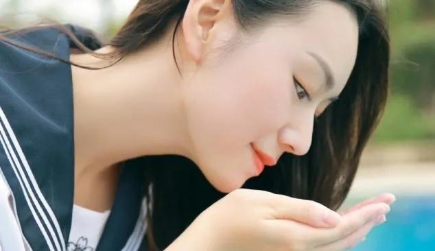 一个男人对你说很吃醋你该怎么回,一个男人吃醋的话会跟你说吗