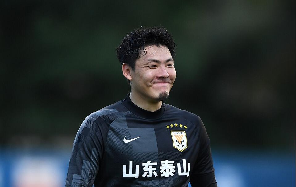 钟晋宝恶意犯规差点被*攻围**，幸亏王大雷及时出头，为他化解危机