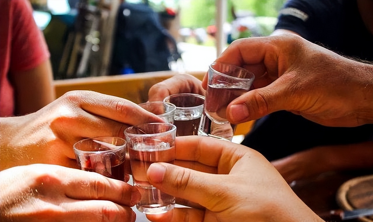 喝酒的时候为什么要干杯,为什么喝酒前要先碰一下杯子