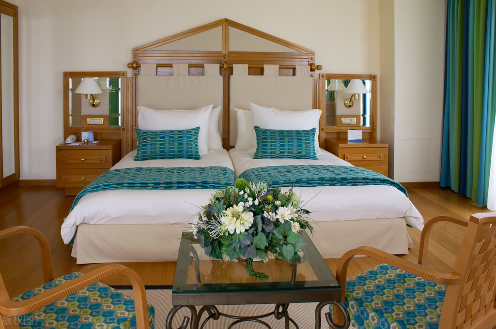 住酒店可以同父母同住一个标间吗,订酒店大床房允许住一家四口吗