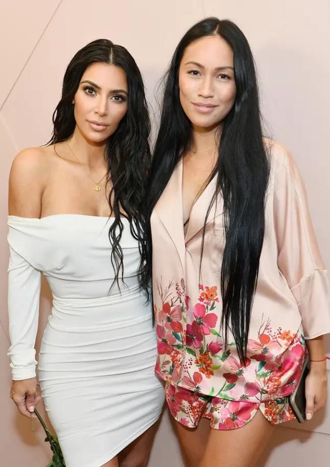 卡戴珊也怕输，为赢前夫娇妻，在好友婚礼上用带子遮身，实在火辣