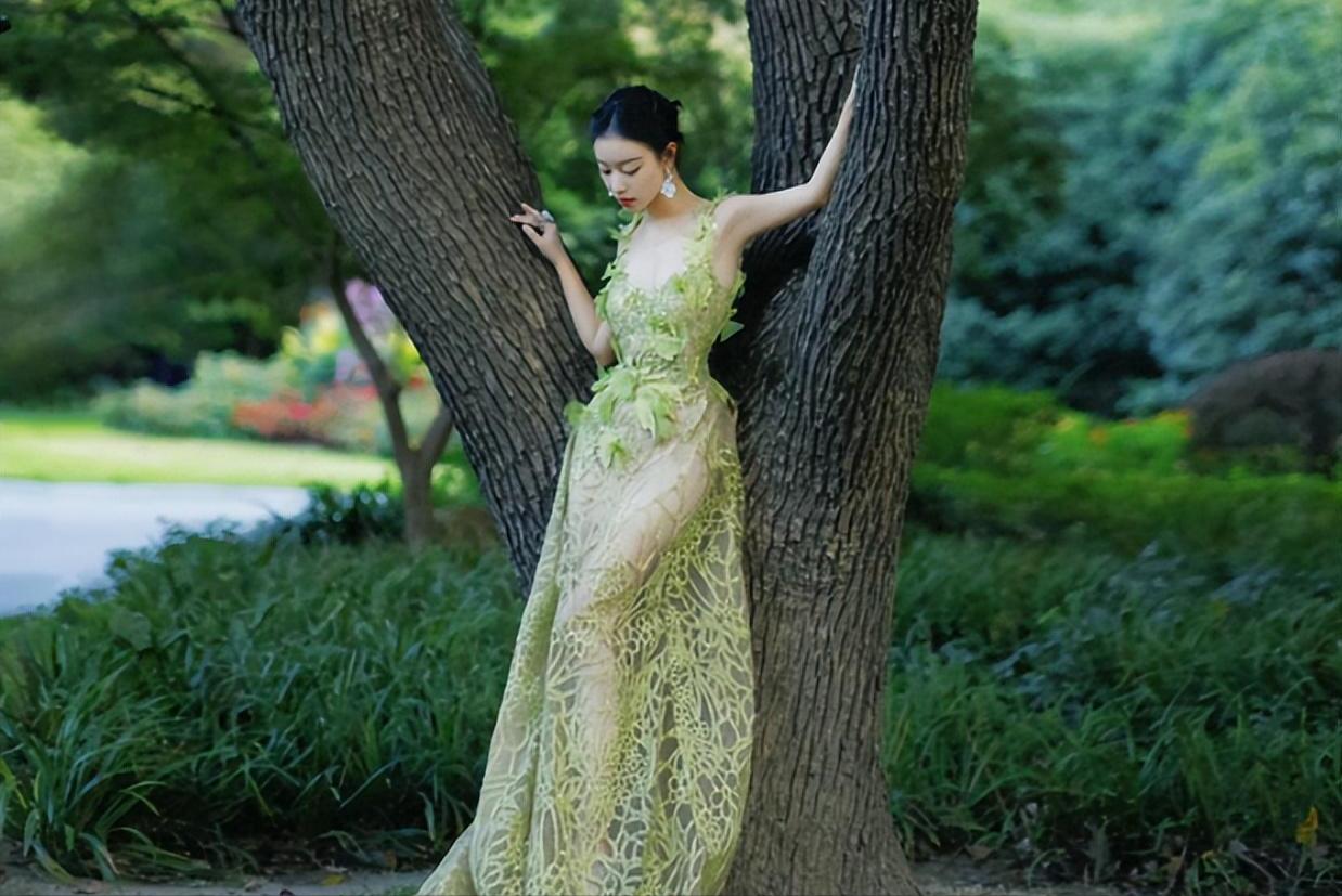 露*裤底**、露下乳、穿渔网内衣，女星们的穿着真的可以随心所欲吗？