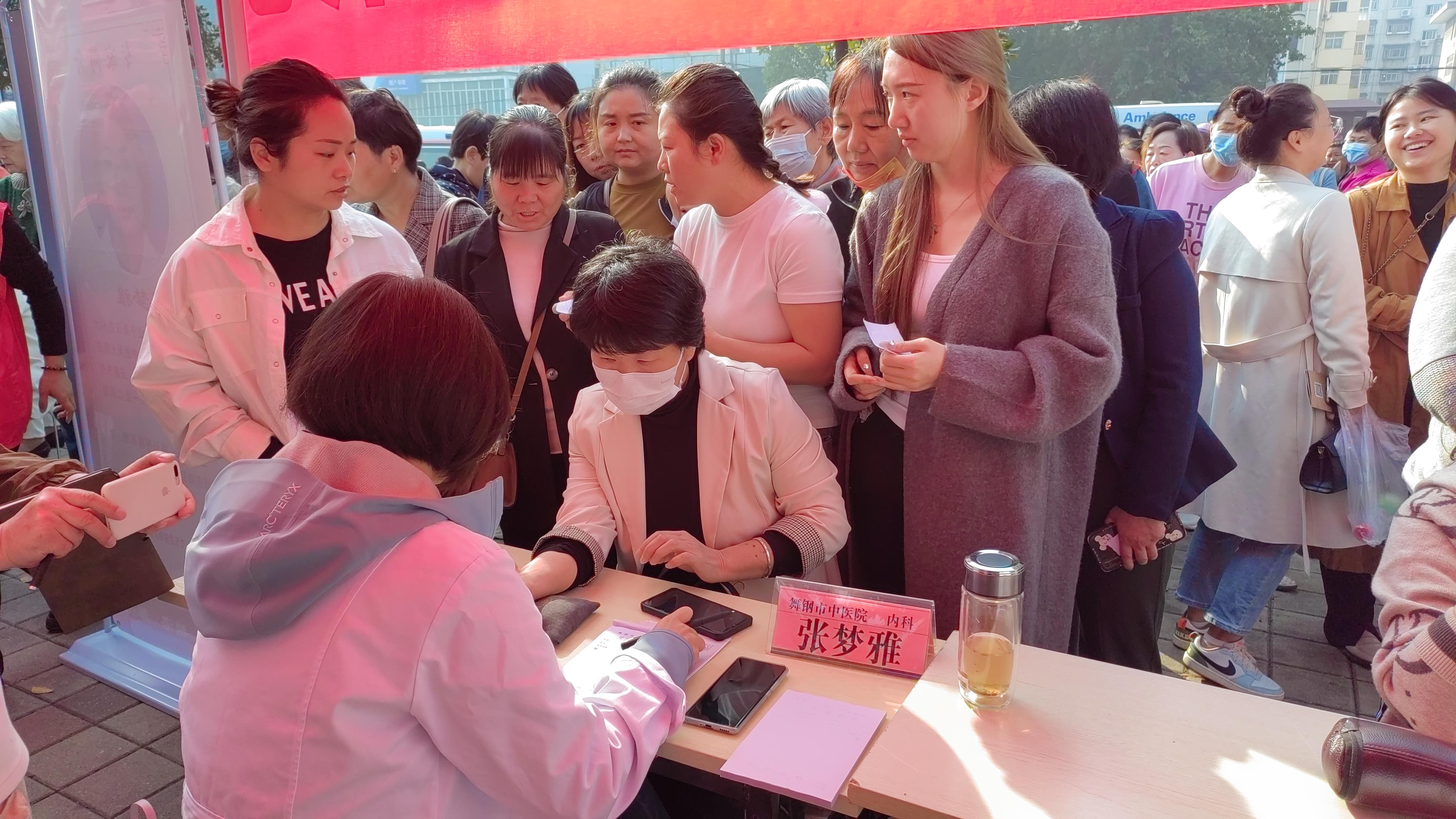 中医服务基层义诊送健康,进行免费中医义诊服务帮助民众