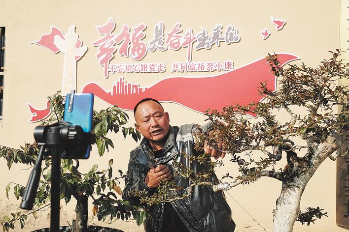 26岁时左腿意外落下残疾坚强求生找对自己的人生路“跛行侠”千米高山上开辟万花园