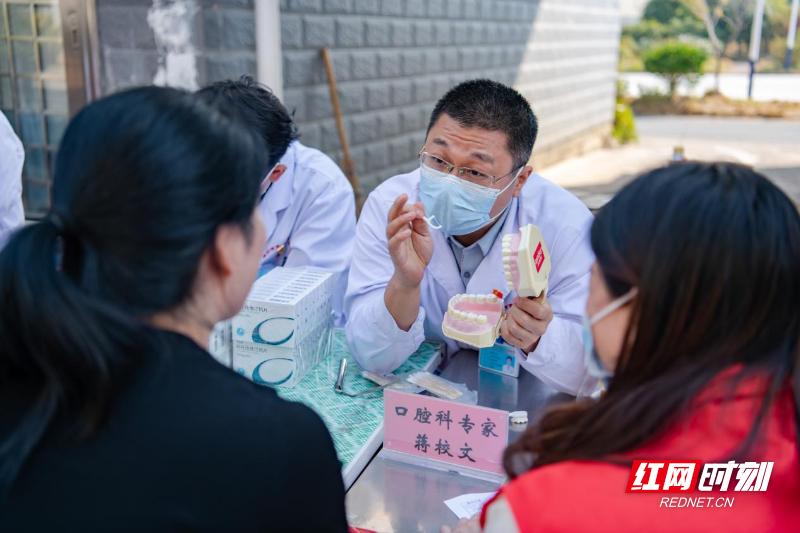 惠爱名医|蒋校文:“口腔工匠”书写医者仁心