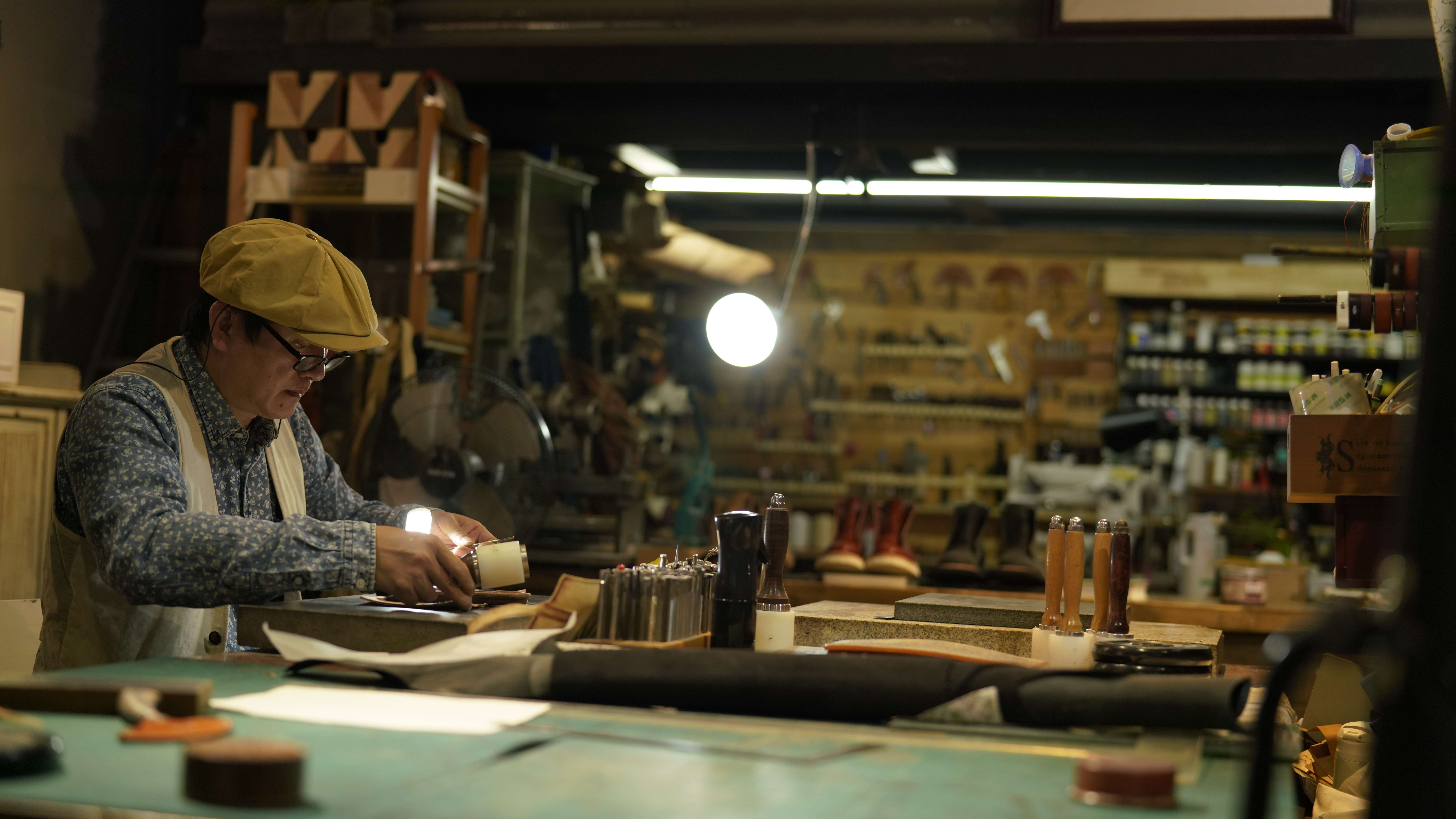 山海间有答案|雕一片叶——皮雕技艺