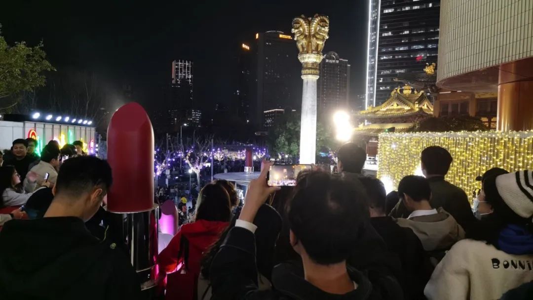 库克发文庆祝苹果零售店开业,苹果ceo库克到访北京三里屯苹果店